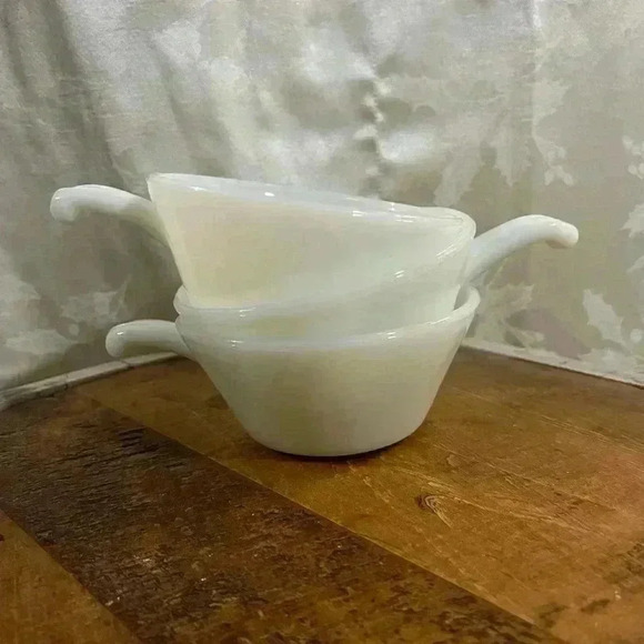 VTG USA Anchor Hocking Fire King Oven Proof Milk Glass 5" Mixing Bowls Set  of 3 - Picture 3 of 4